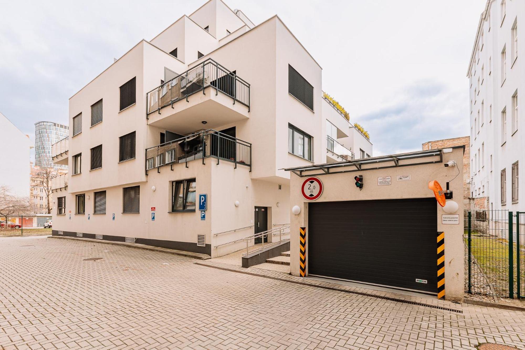 Skau 1 Old Town Family & Business Apartment Free Parking 브라티슬라바 외부 사진