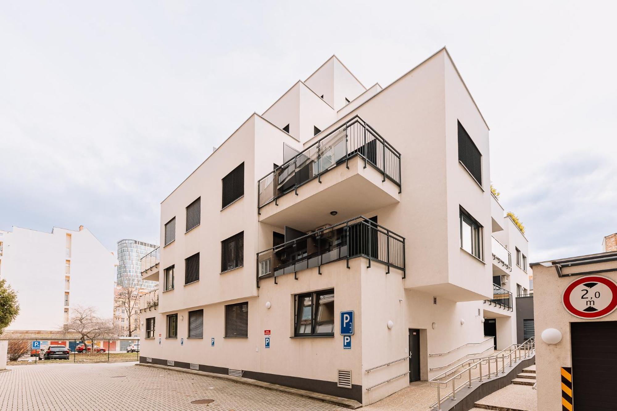 Skau 1 Old Town Family & Business Apartment Free Parking 브라티슬라바 외부 사진